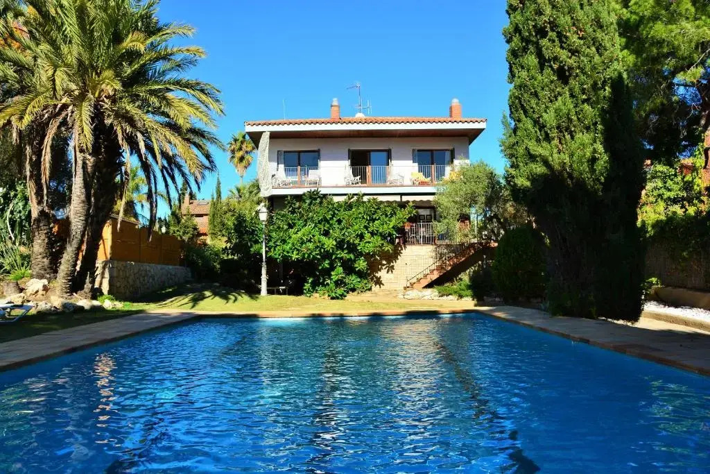 Villa Sitges El Ranch Amaizing Outdoor Areas Beaches at 5 minutes walk Sitges at 15 min drive AC Pool Jacuzzi & Garden XXL