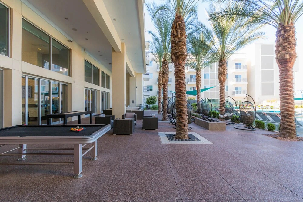 Luxury King -TPC Shops Dining Close S200