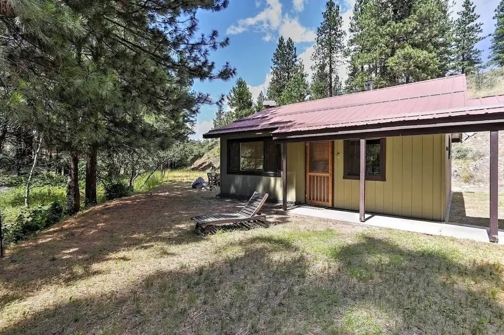 Romantic Riverfront Cottage - 1 Mile to Winthrop!