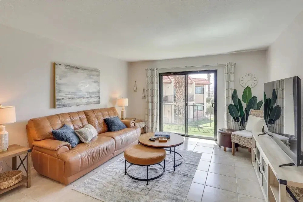 < 2 Mi to London Bridge: Chic Condo w/ Pool Access