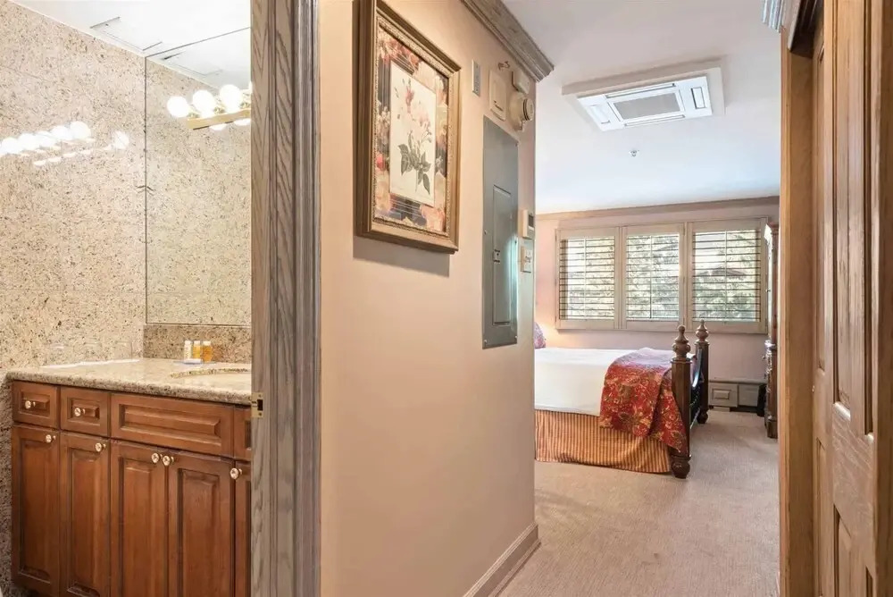 Cozy 2 Bedroom Slopeside Mountain Residence in Vail Village Just Steps From Gondola 1