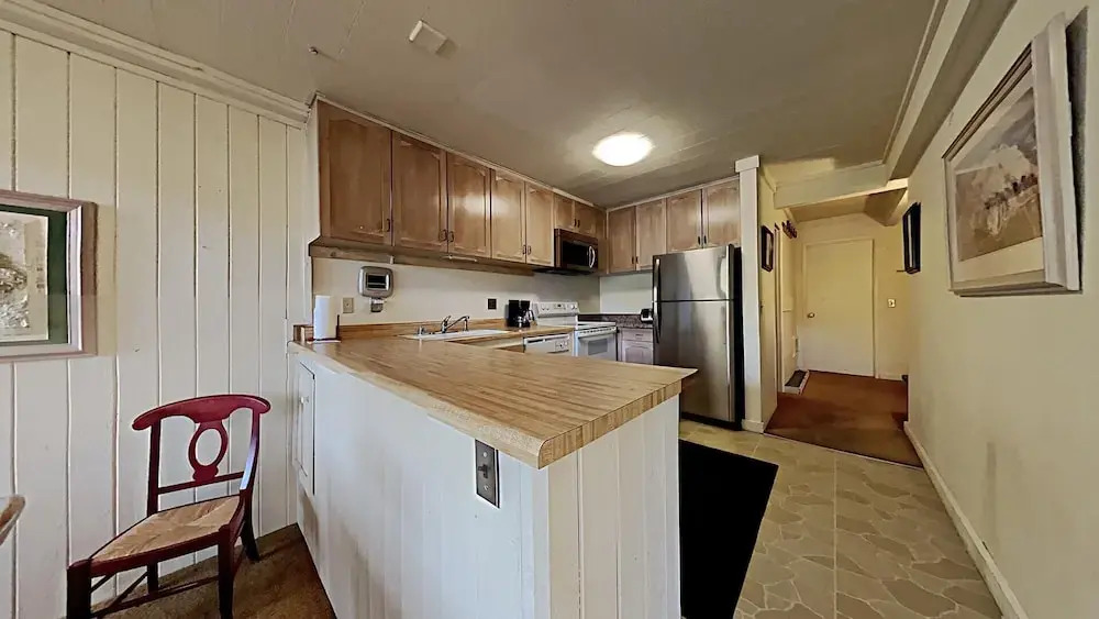 Spacious 2 BR Units at 1849 Condos with FREE Pool, Parking & Wifi