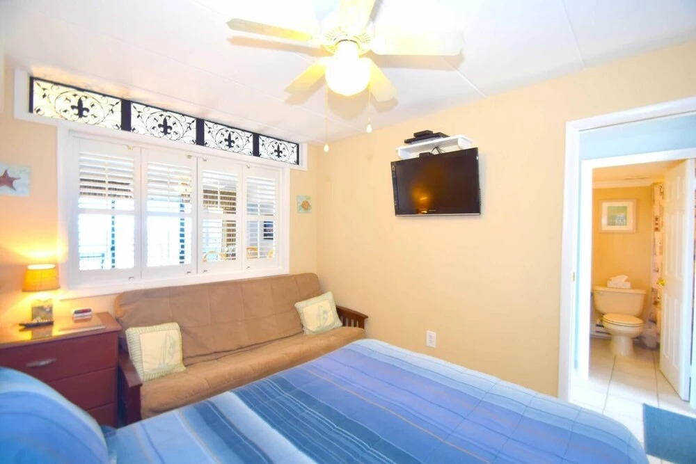 High Point South 3e 1 Bedroom Condo by RedAwning