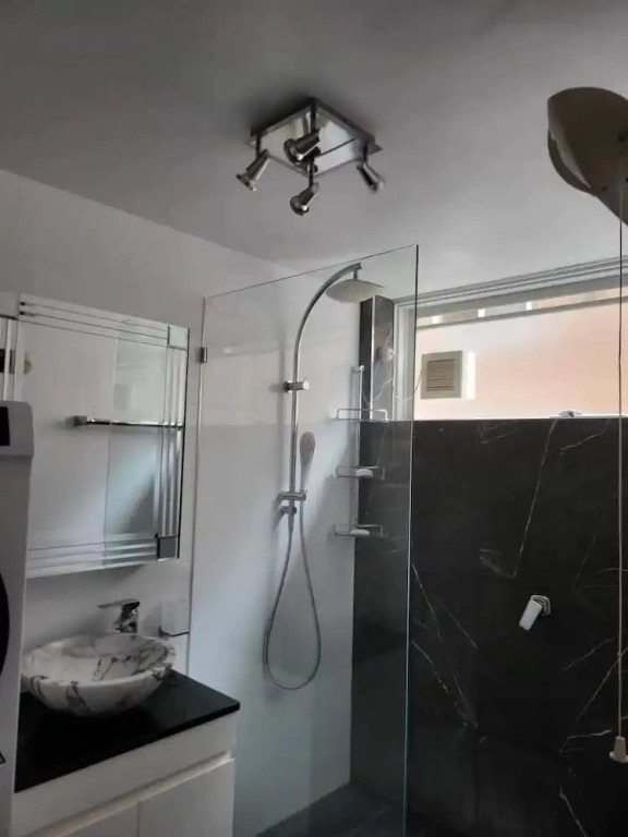 Homely 1 Bedroom Retreat in South Yarra With Balcony