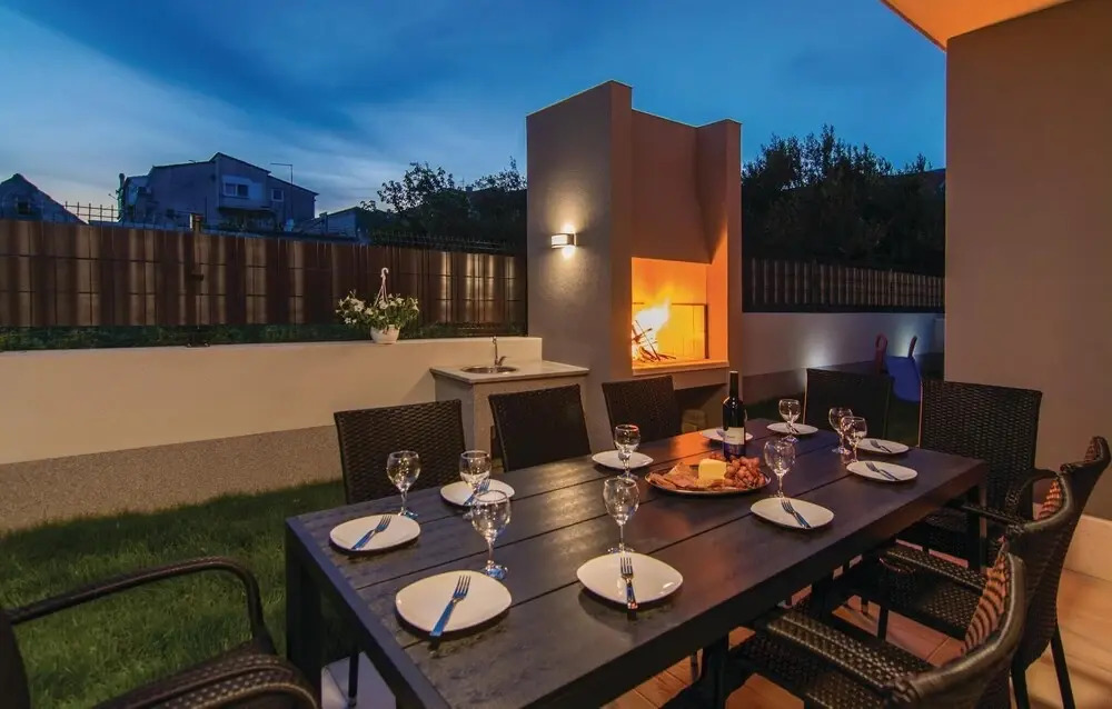 Five-Bedroom Holiday Home In Kastel Kambelovac