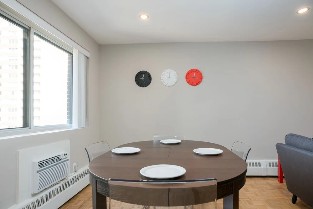 Bold Downtown Montréal Suites by Sonder