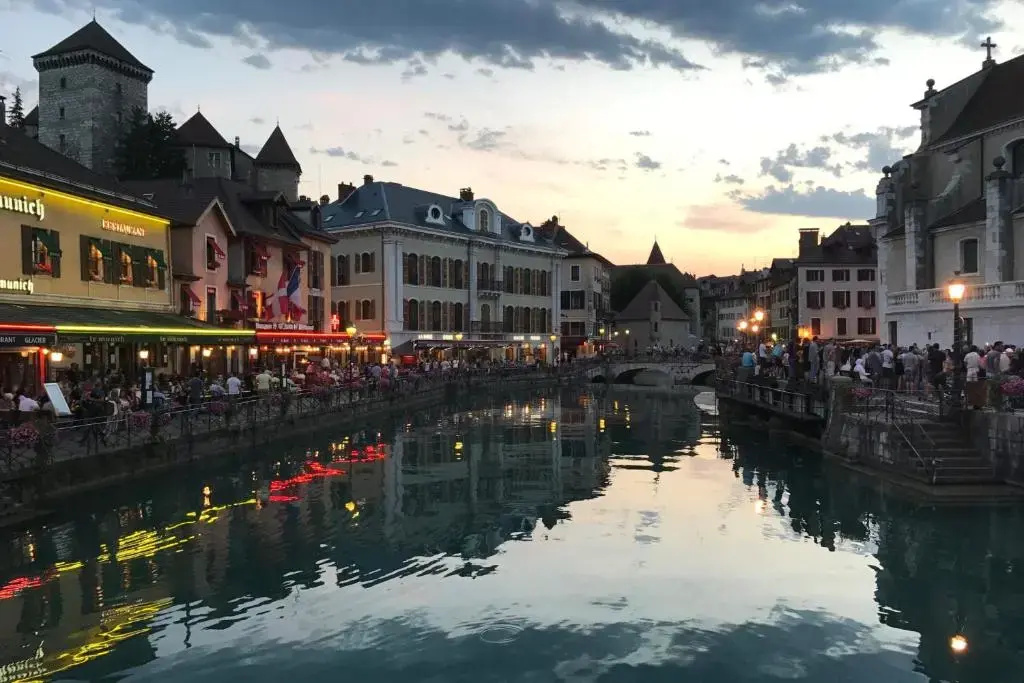 Beautiful appartment in the Vieille Ville d'Annecy at 200m from the lake