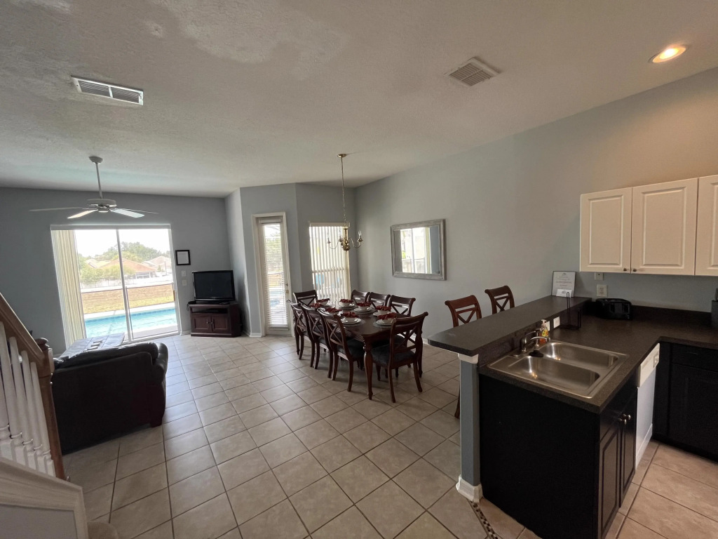 Newly Renovated Courtyard Villa