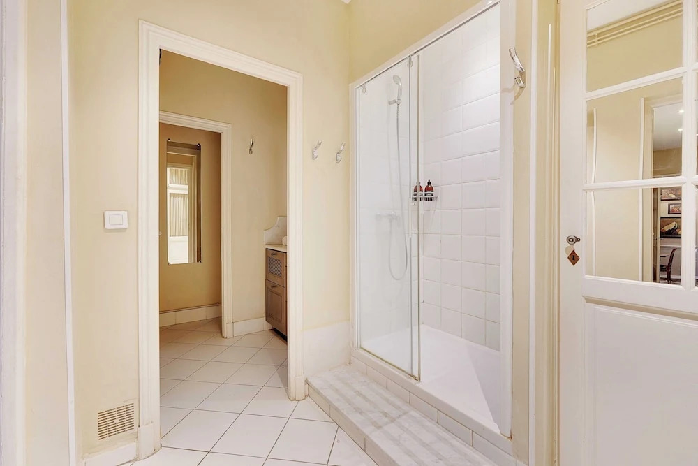 Historic Elegance in the Heart of Marais - 6p/2br