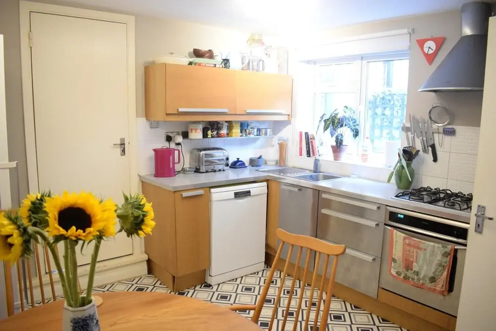 Spacious 1 Bedroom Victorian Apartment