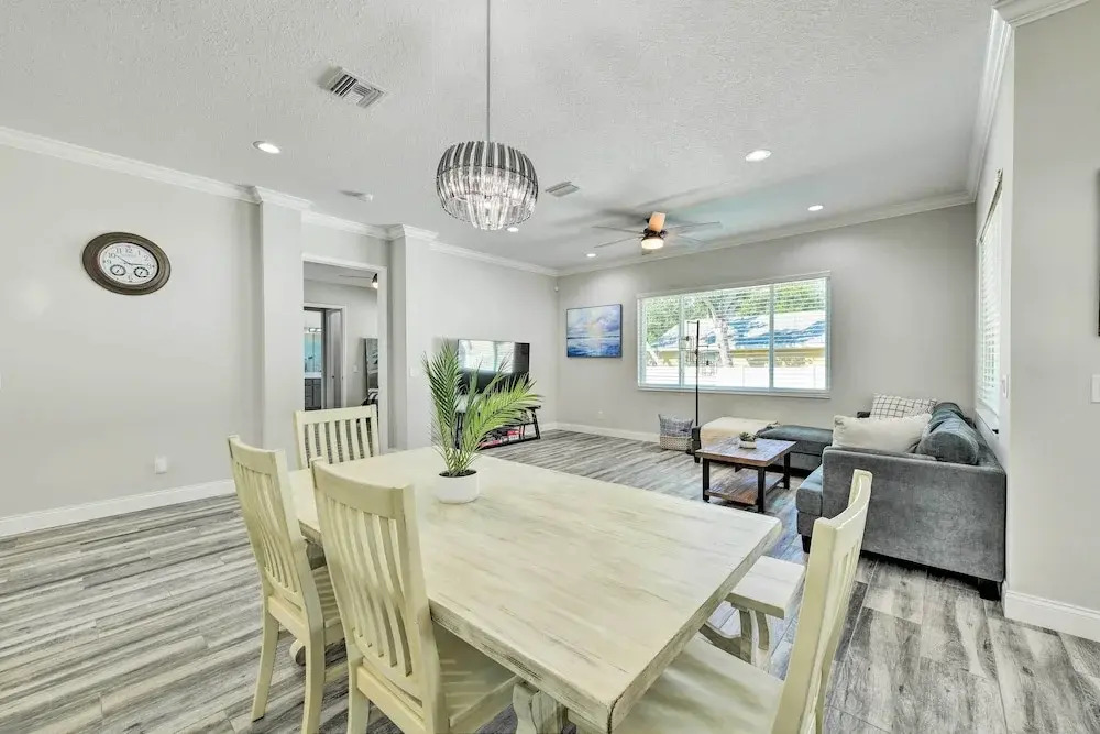 Beautiful Getaway ~ 4 Miles to Venice Beach!