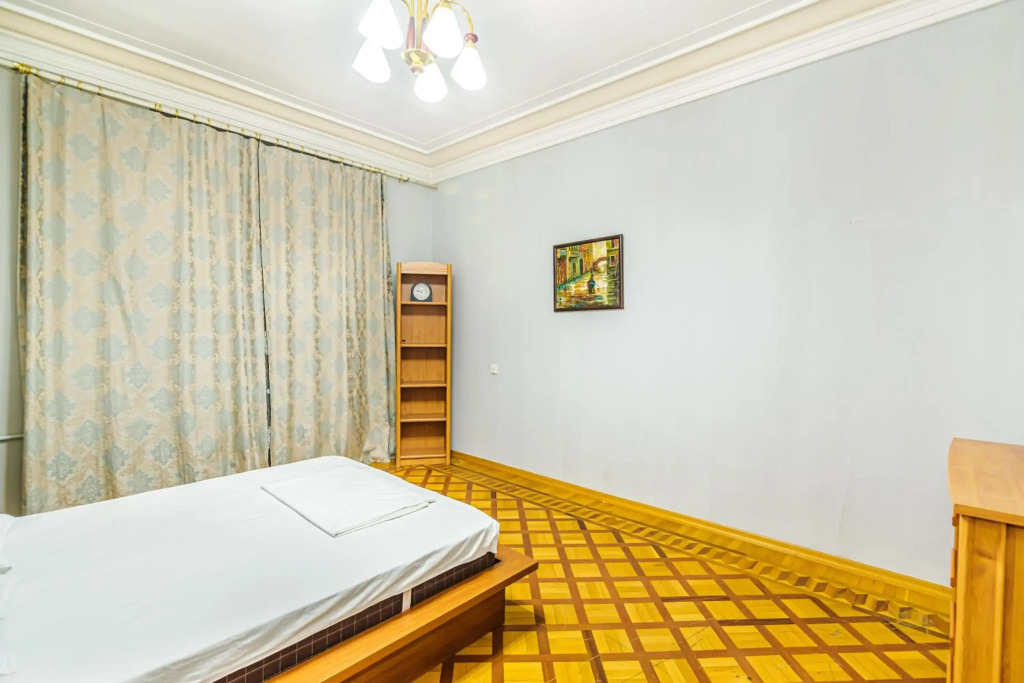 M Estate. Targovu. Nizami Street 4 room. (021).