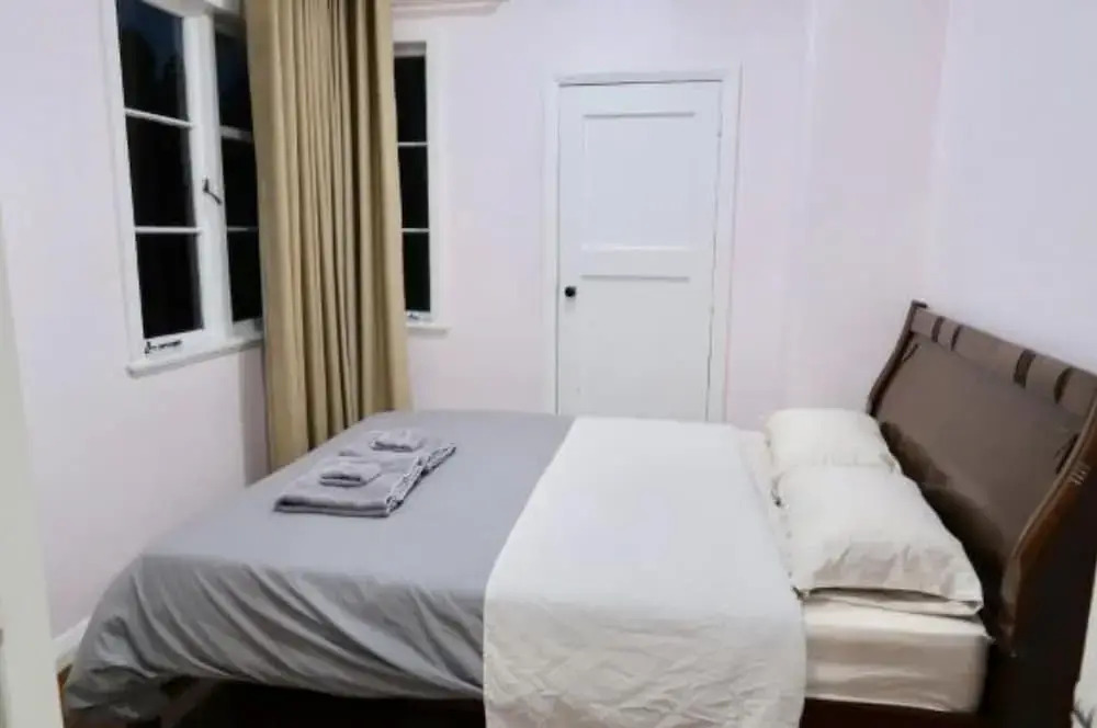 ARent - Serviced House - 8 Renton Road