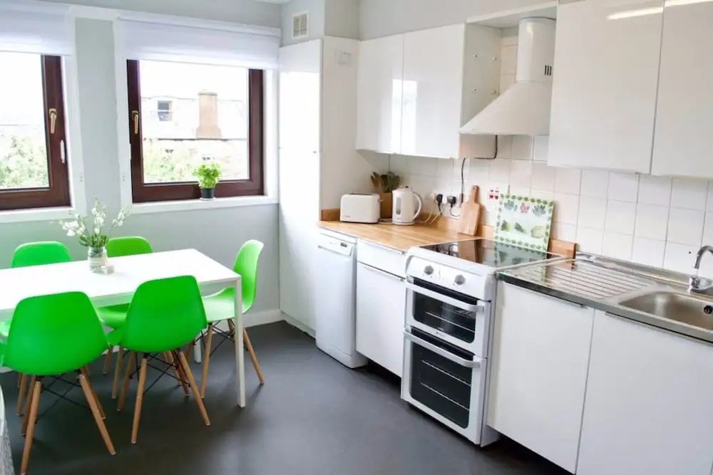3 Bedroom Flat With Free Parking Sleeps 6