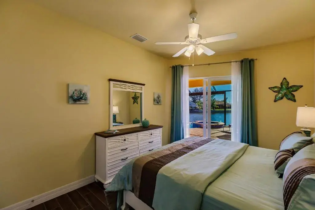 Scenic water view, 2 master suites with direct pool access - Villa Casa Amarilla