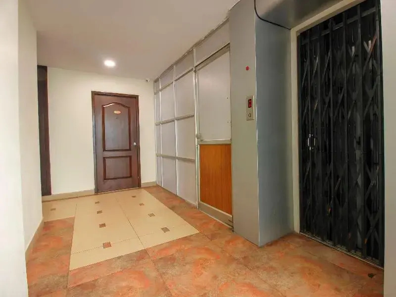 Capital O 68918 Sravya Grand Residency