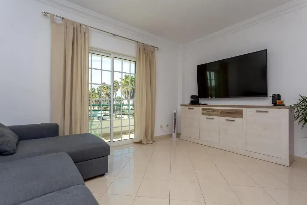 Premium T1 Apartment, Spacious, 3 min driving distance from the beach