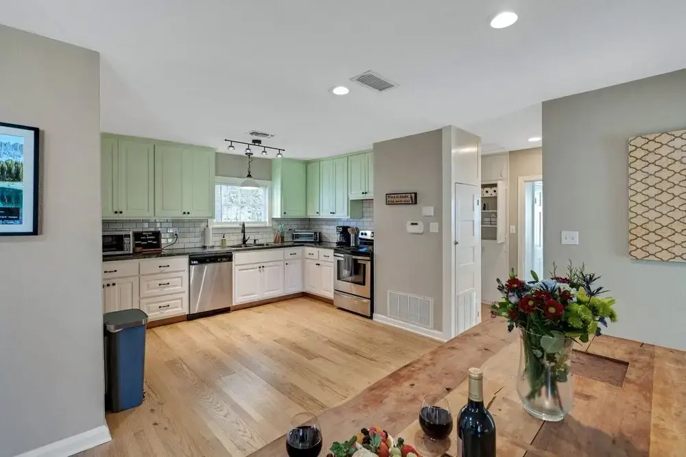 Charming Bungalow W/hot tub 5min to Main St!