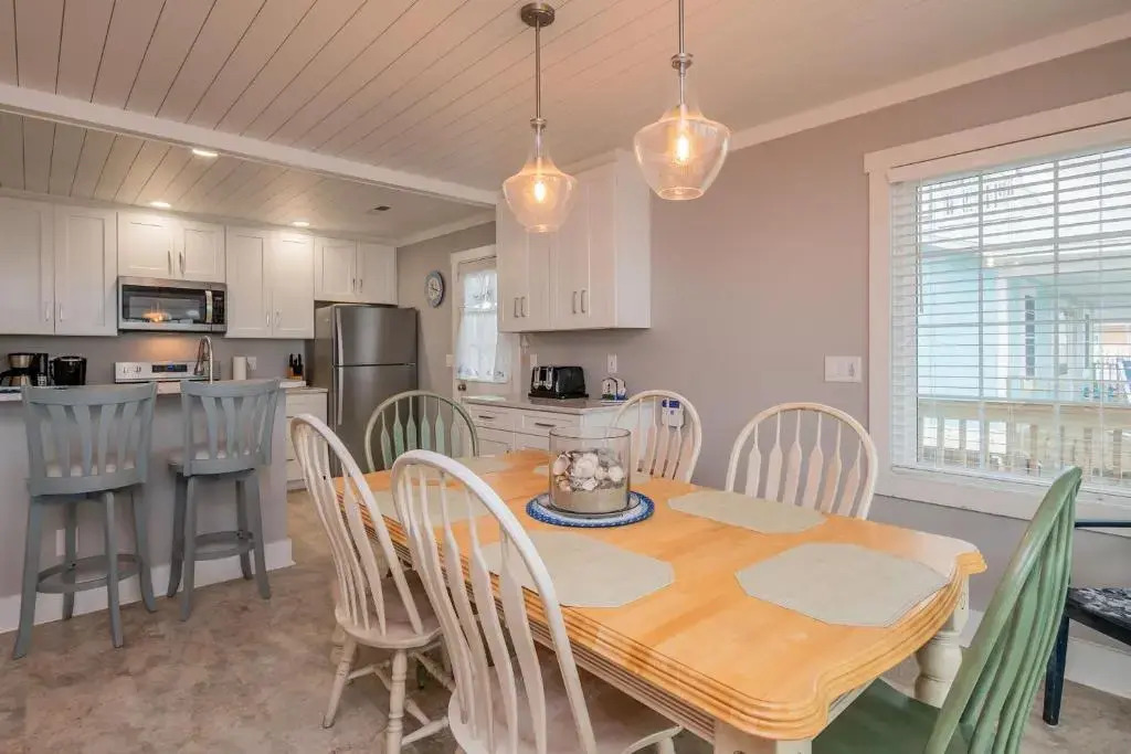 Dip Inn by Oak Island Accommodations