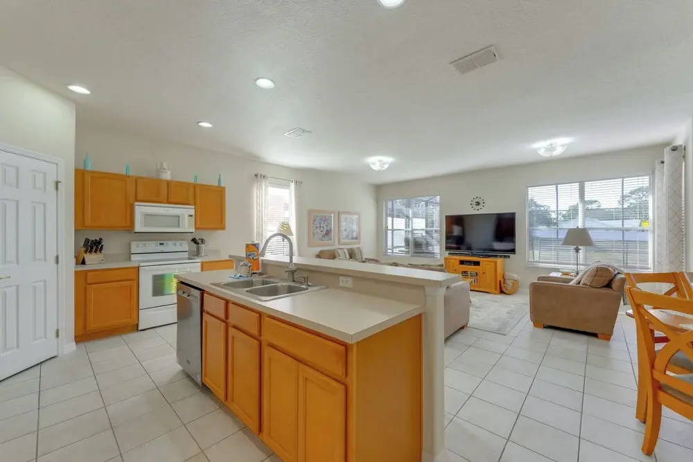 Poolside Living: Family Retreat 12 Mi to Disney