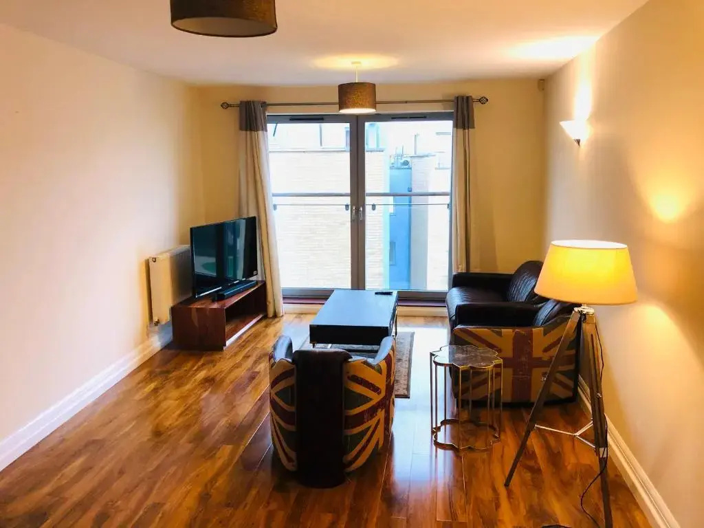 A Modern 2 Bed Luxury Apartment by River Thames