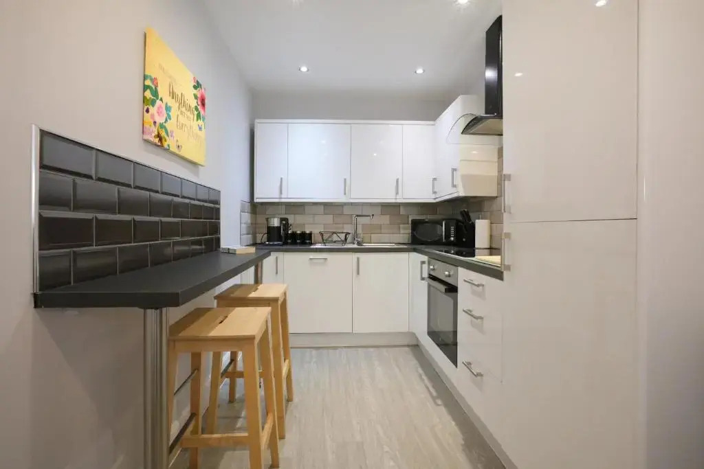 Edinburgh City Central Apartment Sleeps 6 Free Parking