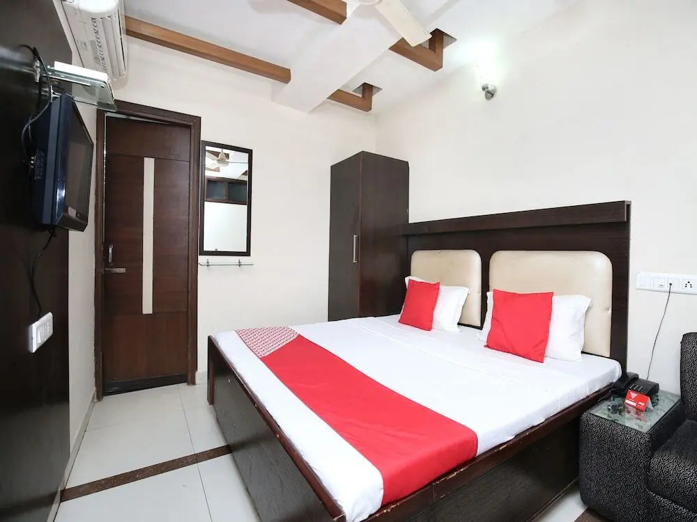 Hotel City Night by OYO Rooms
