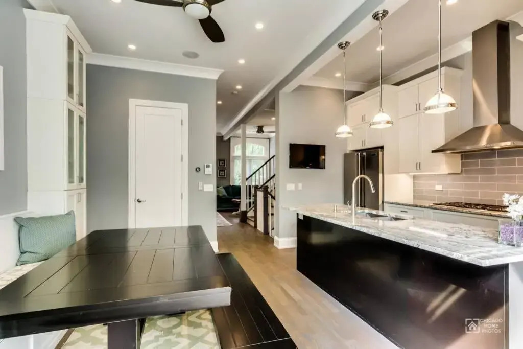 Gold coast villa with free parking garage sleeps 10