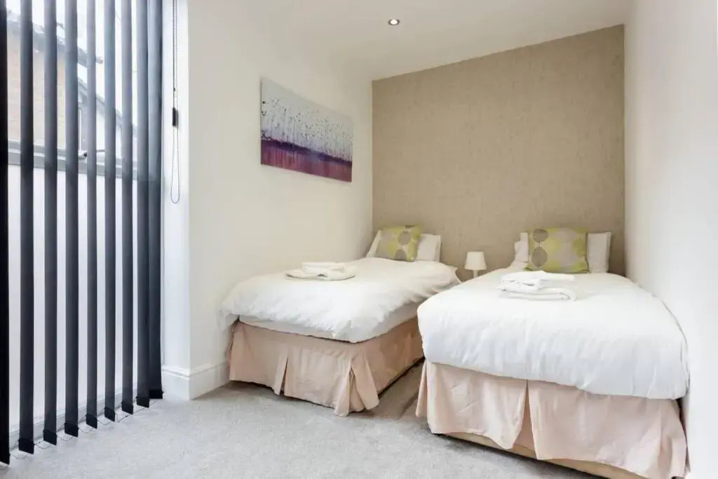 Stylish 2 bed 2 bath *Close To Beach and Centre with parking*