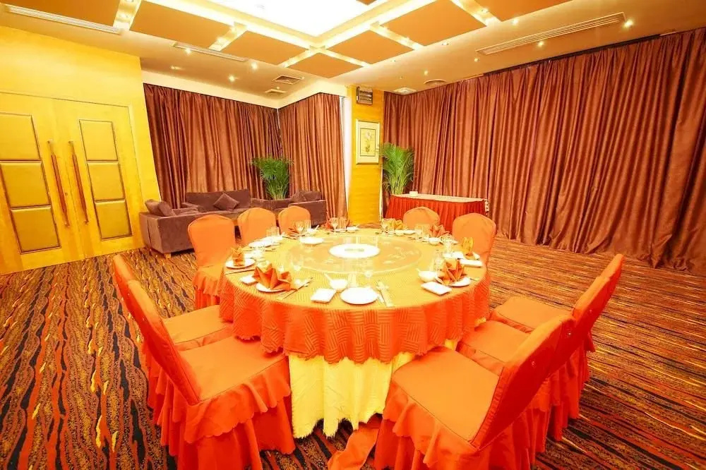 La Waterfront Hotel