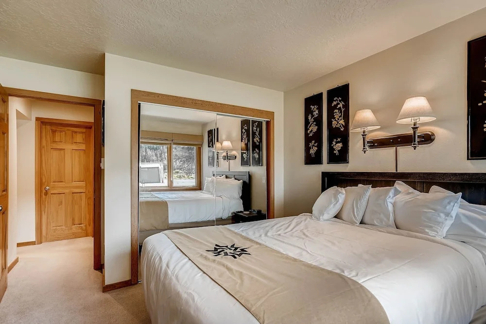 Premier 2BR 2BA in Lakeside Village- Kids Ski Free! condo