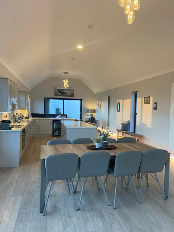 Spectacular ocean views & minutes to Cliffs- Clahane Shore Lodge