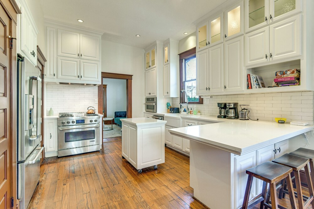 Walkable & Historic Houston Heights Bungalow!