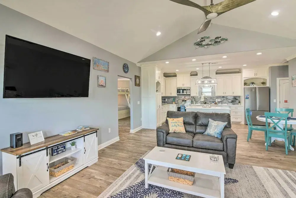 Ocean-view Deck, Walk to Shore: Crystal Beach Gem!