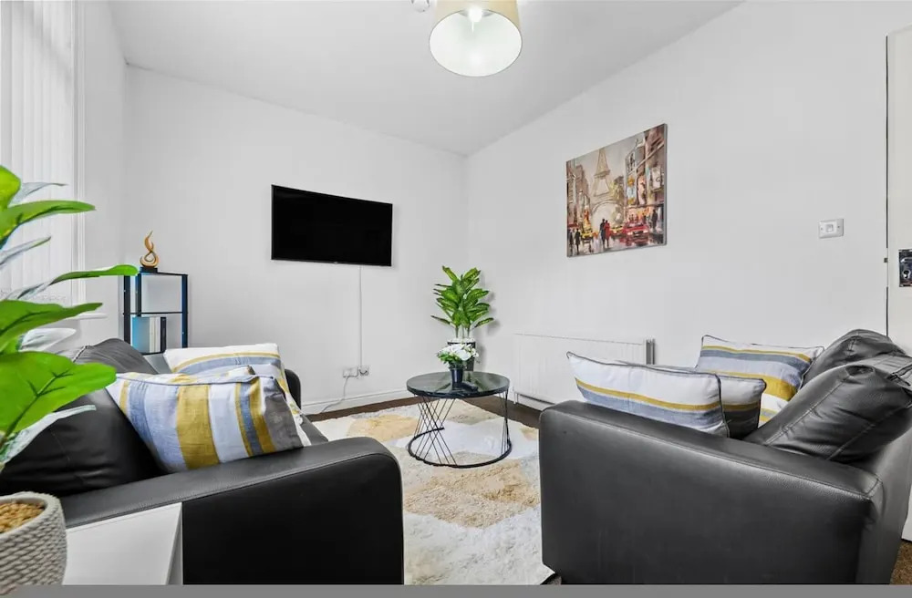 Smart Studio Ensuite Leeds Near City Centre Street Parking