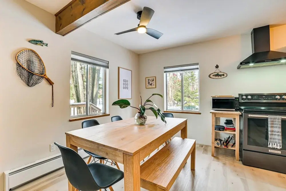 Roscommon Chalet w/ Hot Tub Near Higgins Lake!