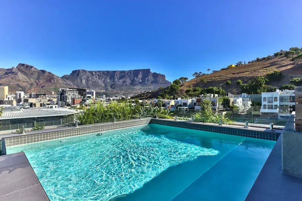 Penthouse With Rooftop Pool and Bbq Area