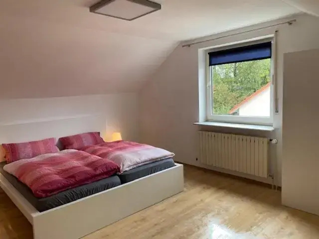 Monteurwohnung mit 3 Schlafzimmern, 5 Einzelbetten, 80qm, EG, zentral Freyung
