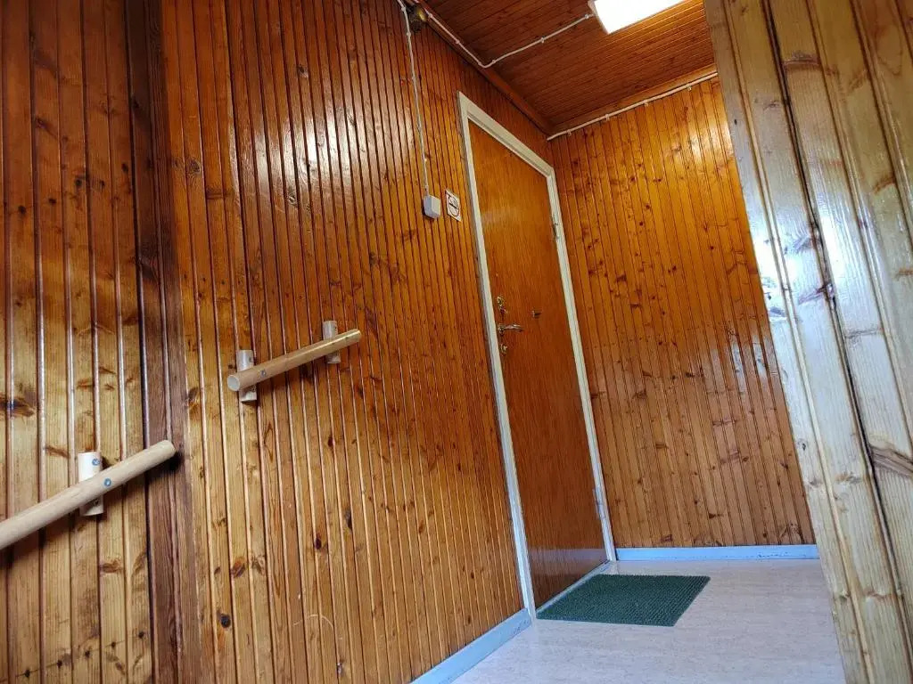 Kalle's unluxury guest house Aircon 15min city center by train