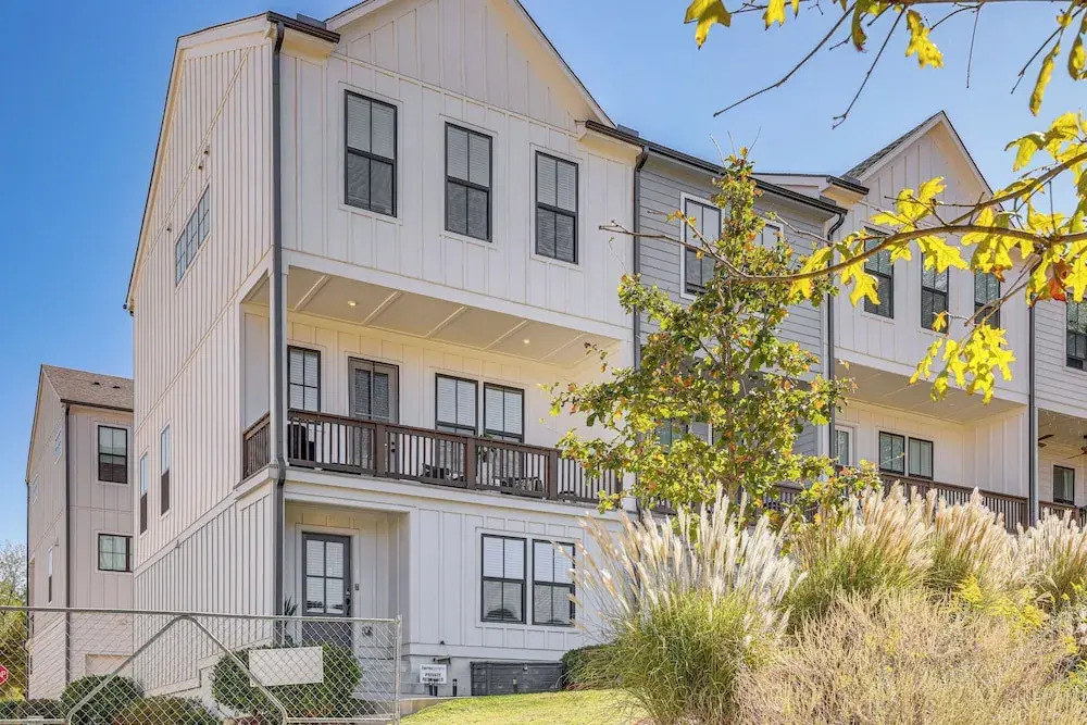 5 Mi to Intl Soccer Play: ATL Townhome w/ Balcony