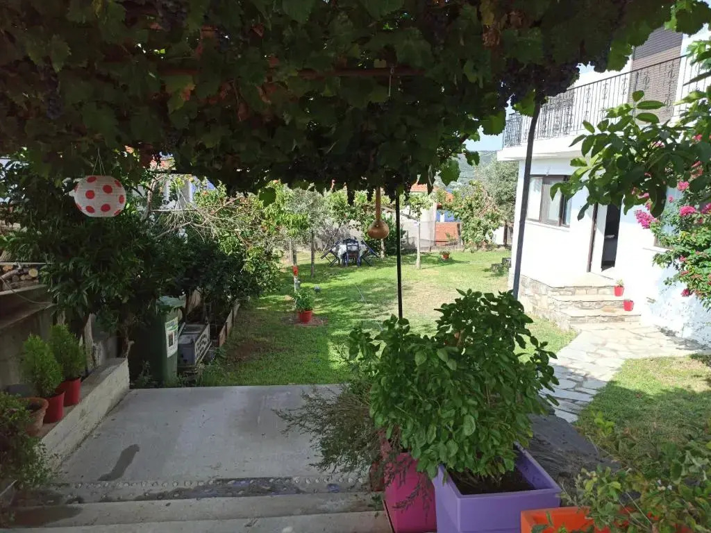 Doras House comfortable apartment with a yard and view