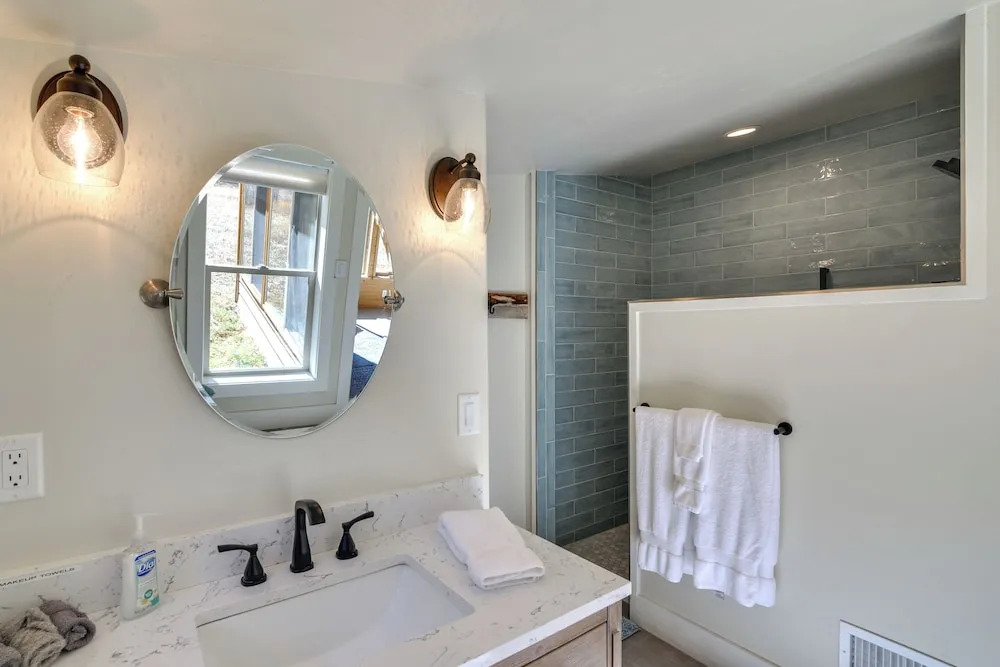 Close to Hot Springs: Chalk Creek Meadows Home!