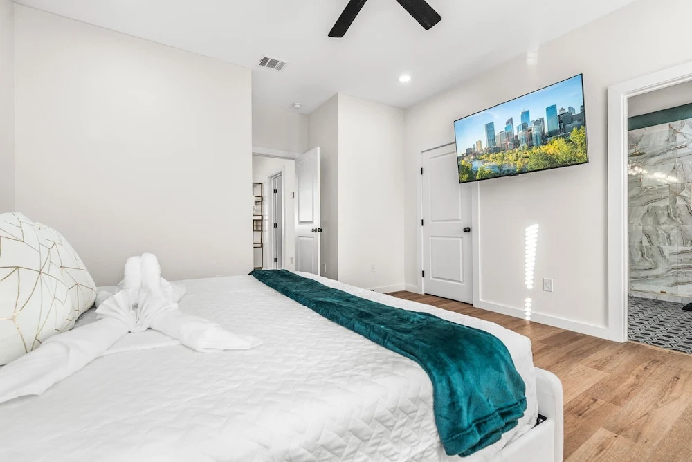Bold Bright 4br/3.5full Baths Near Riverwalk Dtown
