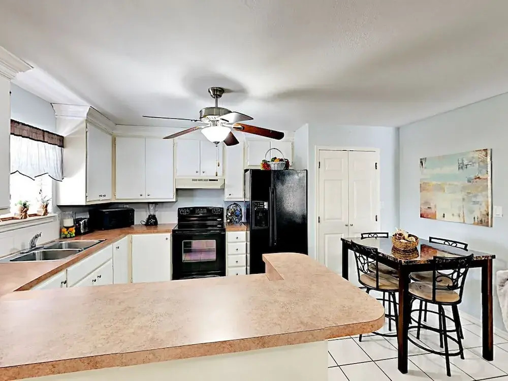 108 E Whiting St House - 2 Br apts by RedAwning