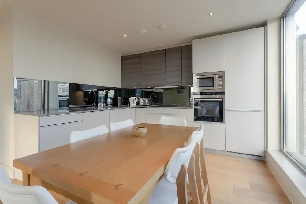 Charming 2 Bedroom Apartment Next to Maltby Market