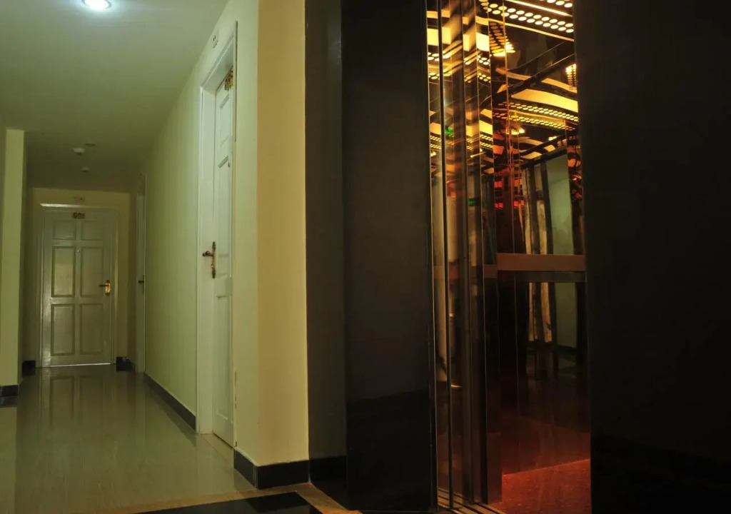 Lee Park Hotel