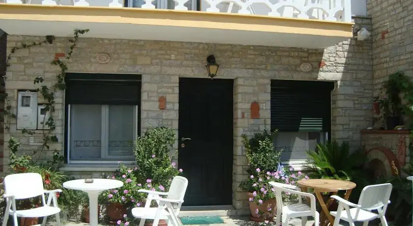 Green Hill Studios & Apartments