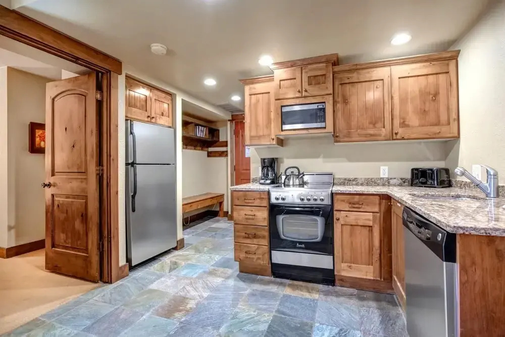 K B M Resorts- Cbi-202 Upgraded 1bd, Wood Fireplace, Full Kitchen, Wifi, Walk to Slopes!