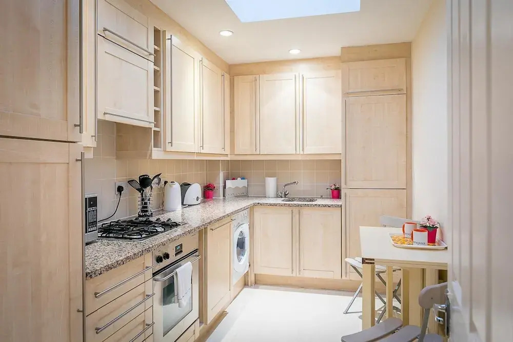 Large 1-bedroom Right Next to Oxford Street