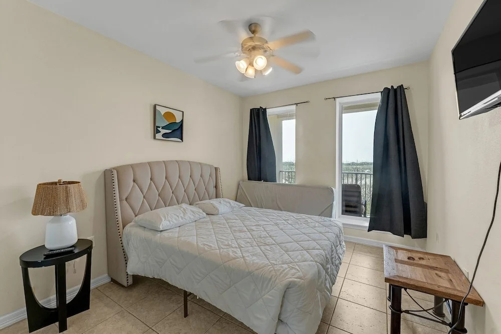 Island Paradise: Ocean View & Pool Access by RedAwning